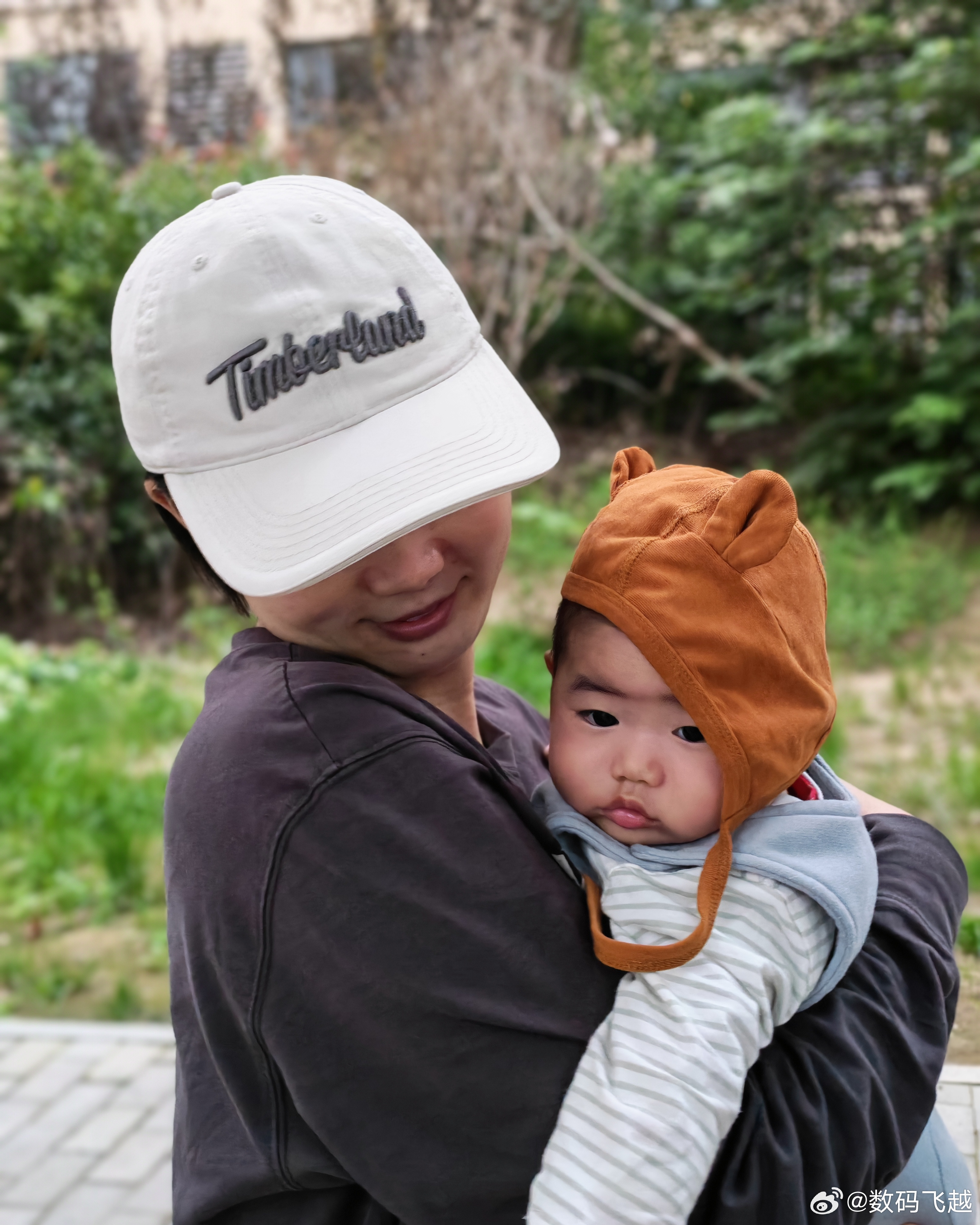 人类幼崽的第一个国庆，太小不能出去，只能在家为祖国庆生，联想到9.3的阅兵，感叹