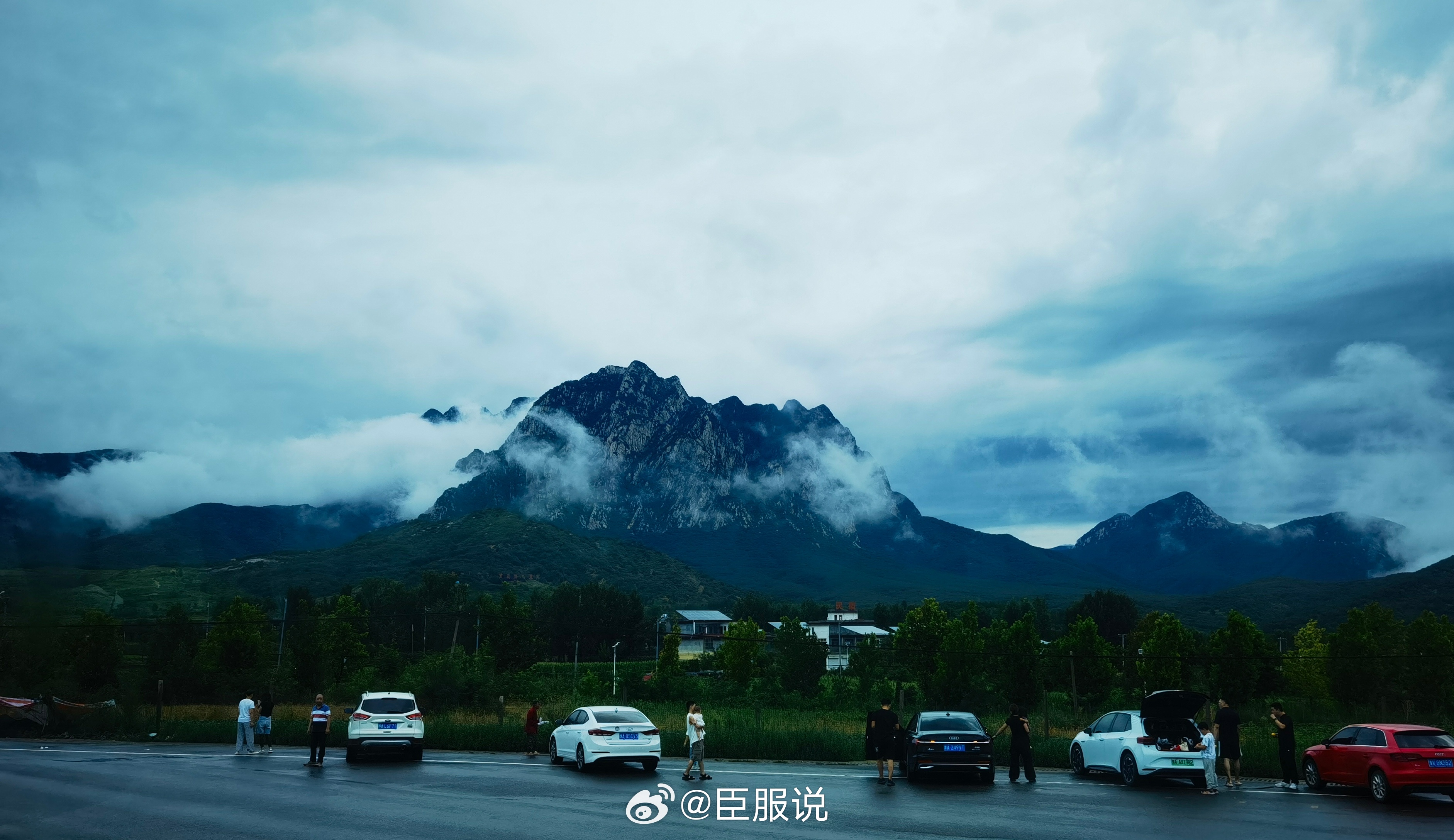 一个人比你优秀，你尽可以放心交往，因为优秀的人散发正能量；一个人比你有德行，你尽