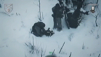 两名俄兵操作无人机时被乌军火炮精准击中
在利曼方向，乌克兰第66旅侦察无人机发现