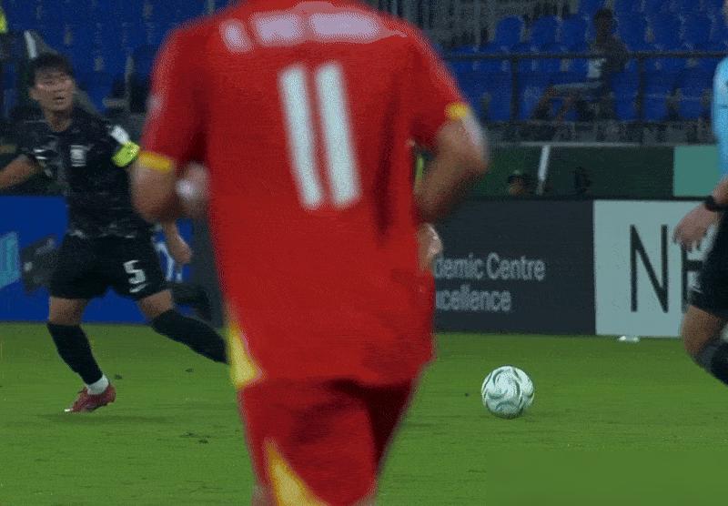 一个在前场“散步”的隐形人，竟是整支球队的防弹衣。

71分钟，2:1。越南队的