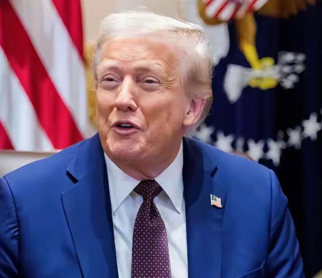 这简直是外交史上最“杀人诛心”的一幕！日本记者随口一句抱怨，结果被特朗普当场翻出