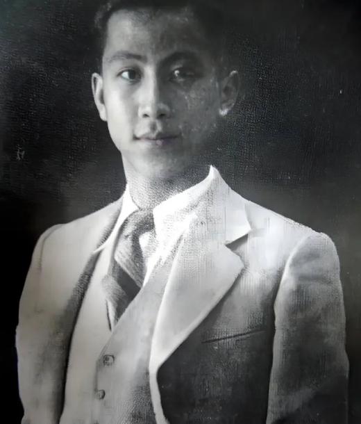 1940年6月28日傍晚，上海福州路附近一条弄堂口，一个穿西装的年轻人刚下黄包车