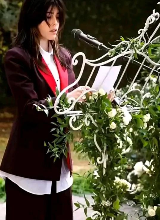 不得不佩服，劳伦·桑切斯的基因太强大了。
都说女儿像父，劳伦·桑切斯的女儿埃拉和