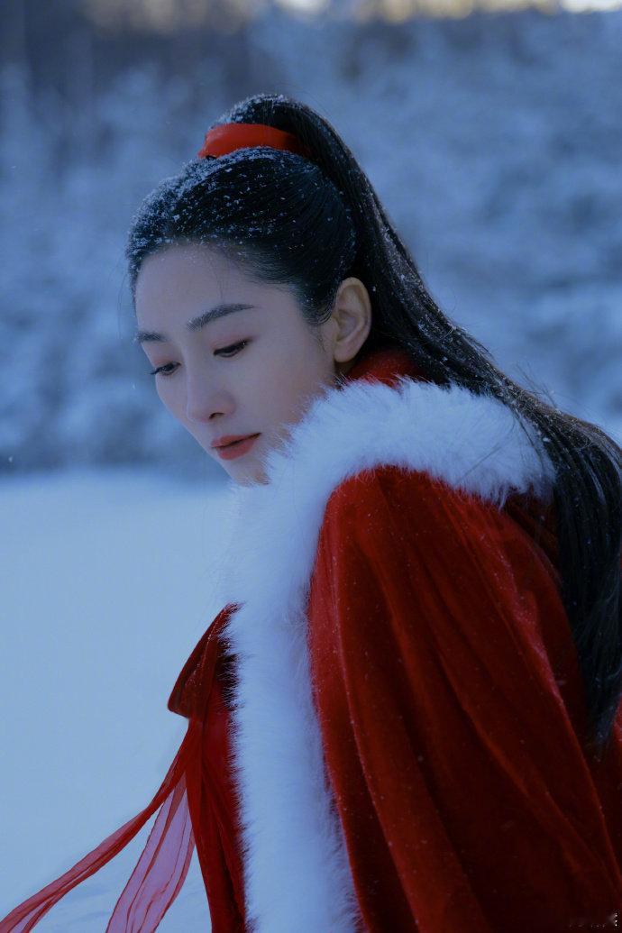 【#演员陶昕然在零下25度的崇礼拍大片#】 演员晒出一组雪地红衣古装照，在零下2
