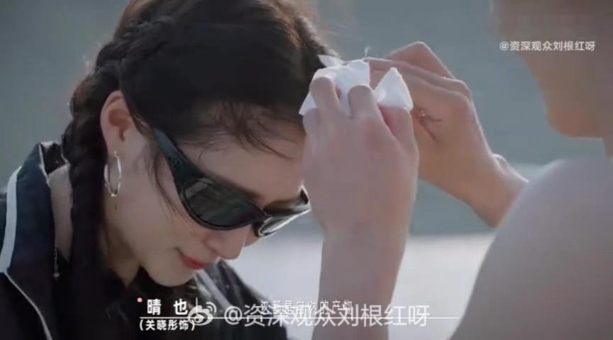 关晓彤被海鸥拉了三坨屎电视剧耀眼谁能想到关晓彤拍戏还能被海鸥“点名”，三坨鸟屎接