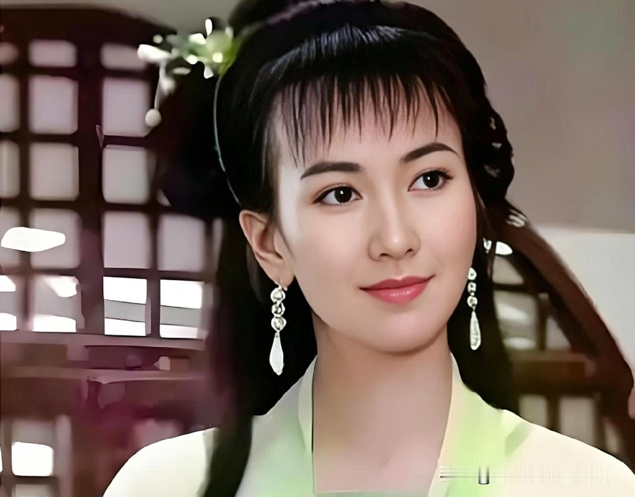 张玉堂初见小青，小青不但美救英雄，还帮他付了饭钱。张玉堂此时已经对她心有好感啦！