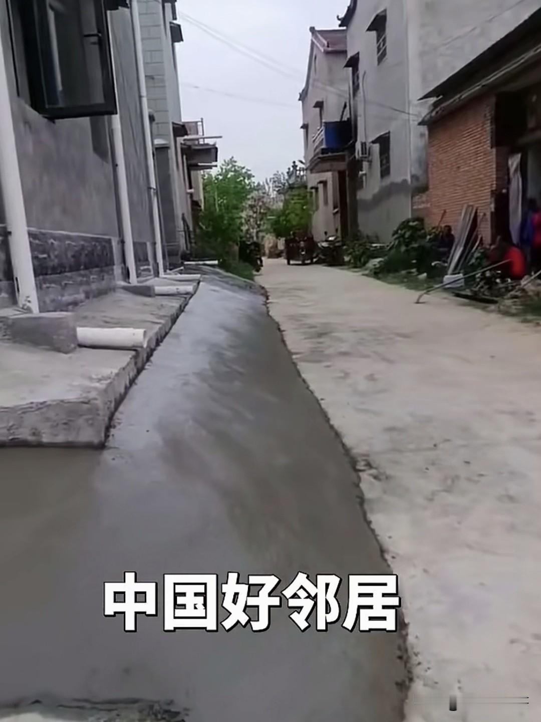 因为不想家门口经常有人停车，邻居就把房子周围靠路一侧全部做了护坡，说是家里有小孩