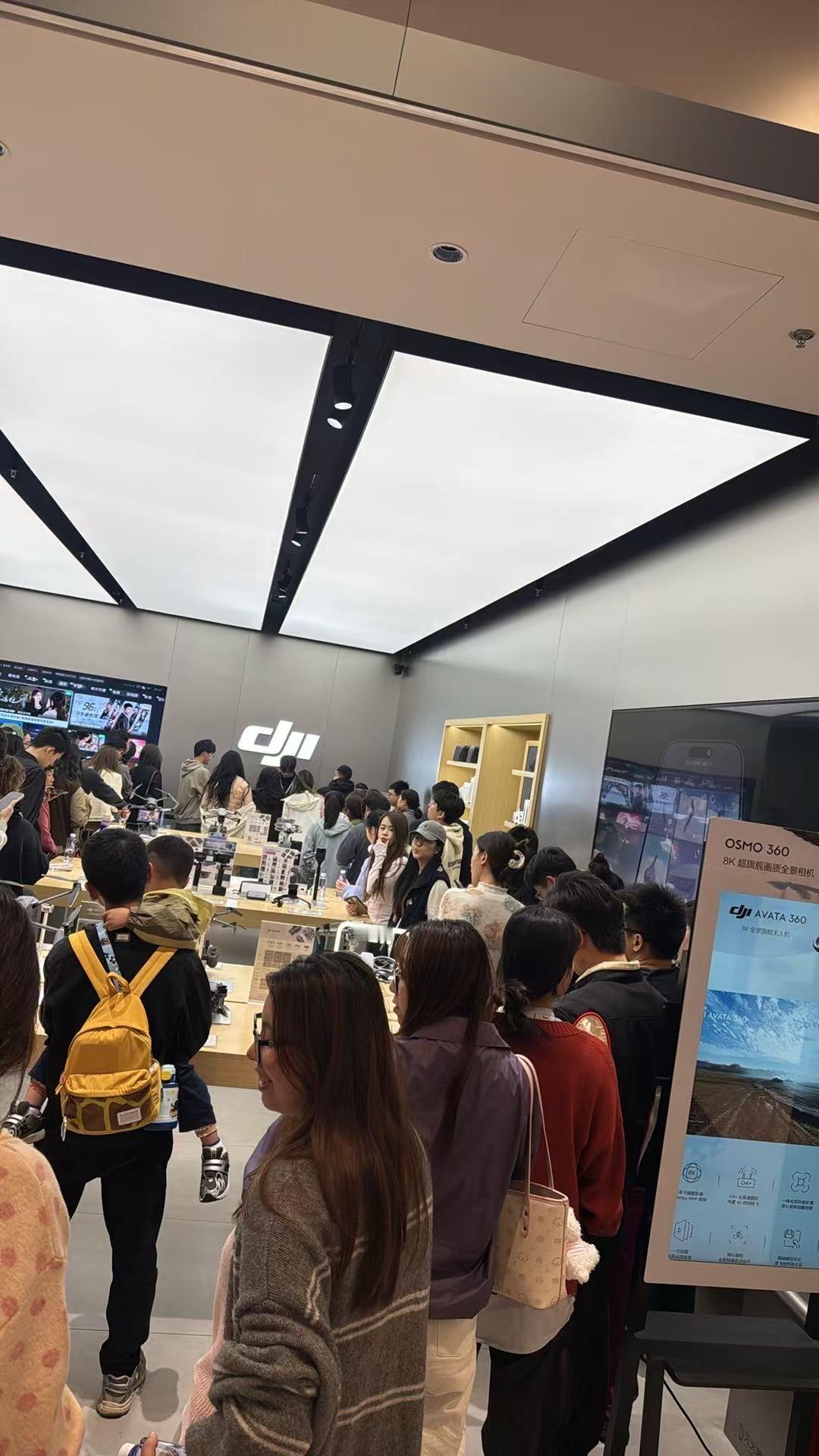 这么出圈？感觉大疆Pocket4热度似乎不亚于一些手机产品，已经到了要排队抢购的