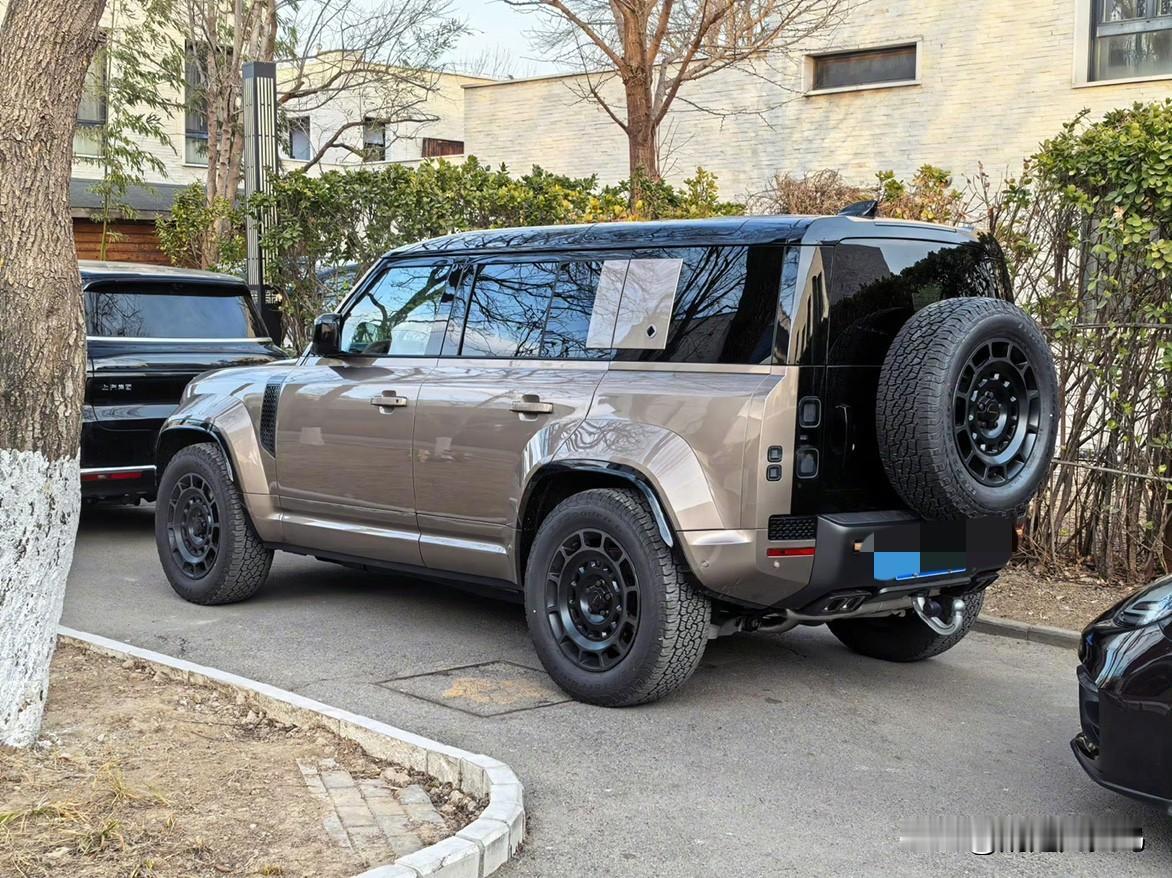 小区外面的路边乱停了一辆老头乐，把不宽的路堵的只容一辆汽车勉强通过。我正走在旁边