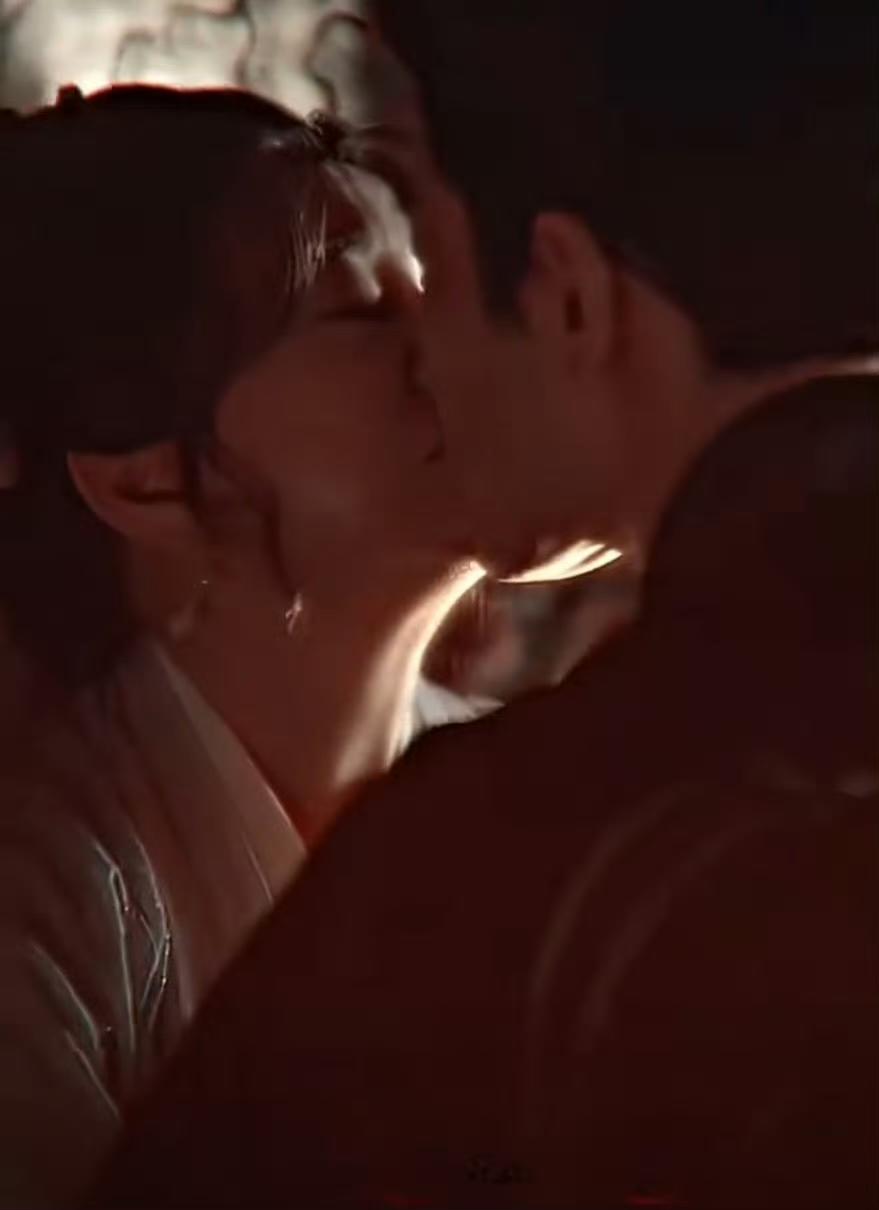 【75岁刘晓庆与29岁男演员吻戏引争议】

近期播出的短剧《锦绣安然》，75岁的