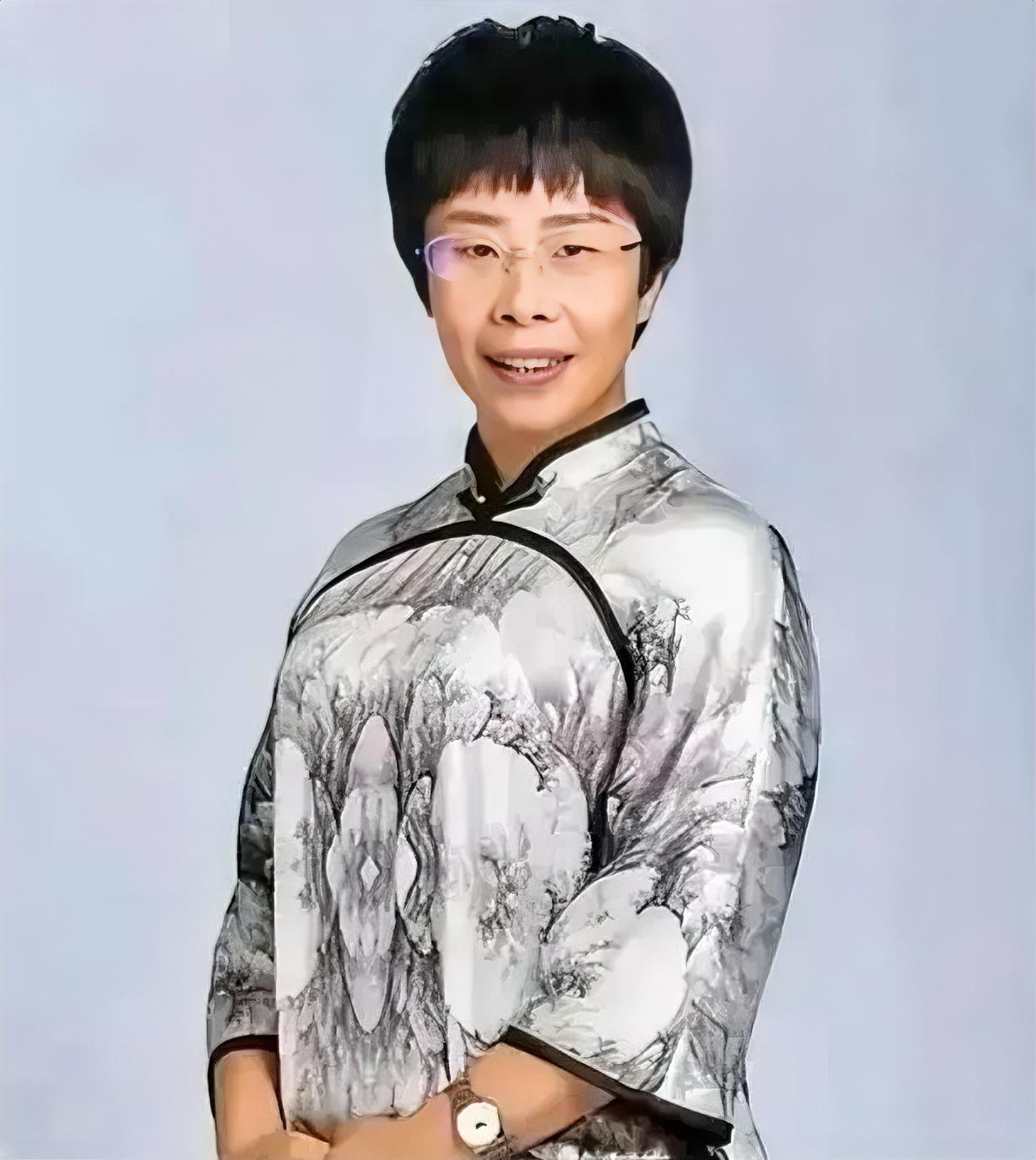 1975年1月出生，如今已经整50岁，北大才女蒙曼的征婚条件可把全网惊到了，她父
