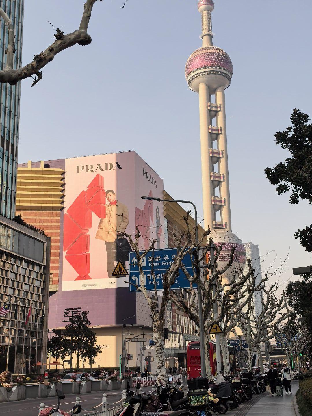 prada代言人马龙 远远就看到咯。