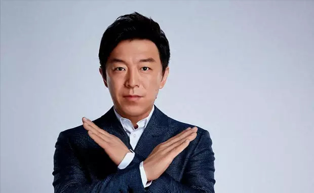 黄渤和他妻子，这么有夫妻像，在一起真的会越来越像，黄渤的妻子看起来不漂亮，也没什