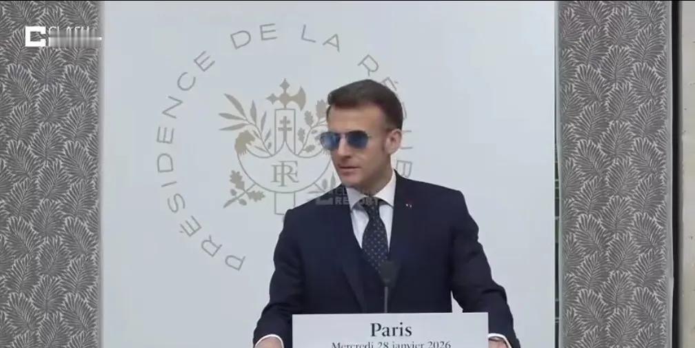 法国总统马克龙在巴黎与丹麦、格陵兰总理会晤时表示，整个欧盟必须在今年重新审视其北