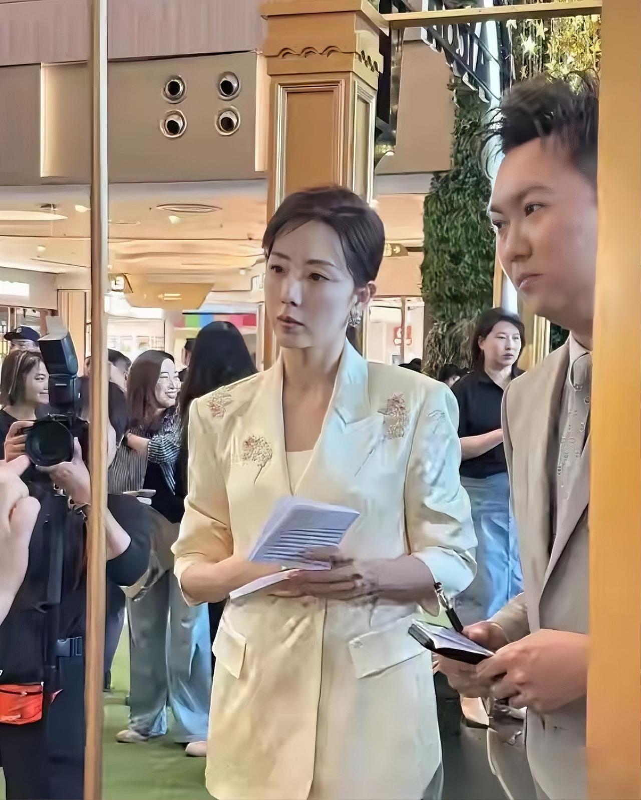 常年坐镇央视春晚舞台的她，如今出席线下活动依旧保持着极强的专业素养。

一身浅杏