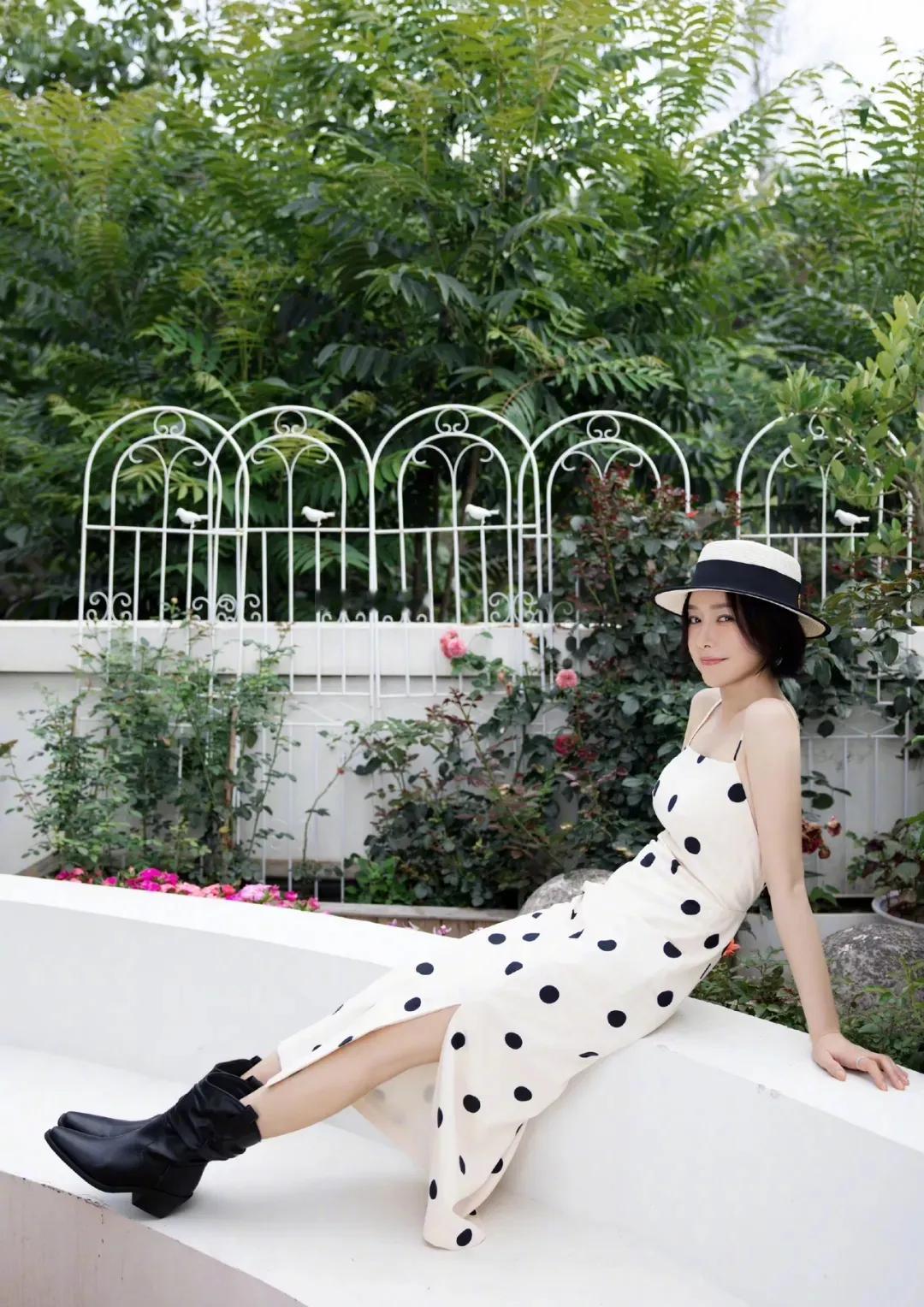 秦岚久违亮相公众视野，一身白色长裙让她美得如同仙女下凡！这哪里是46岁的样子？分