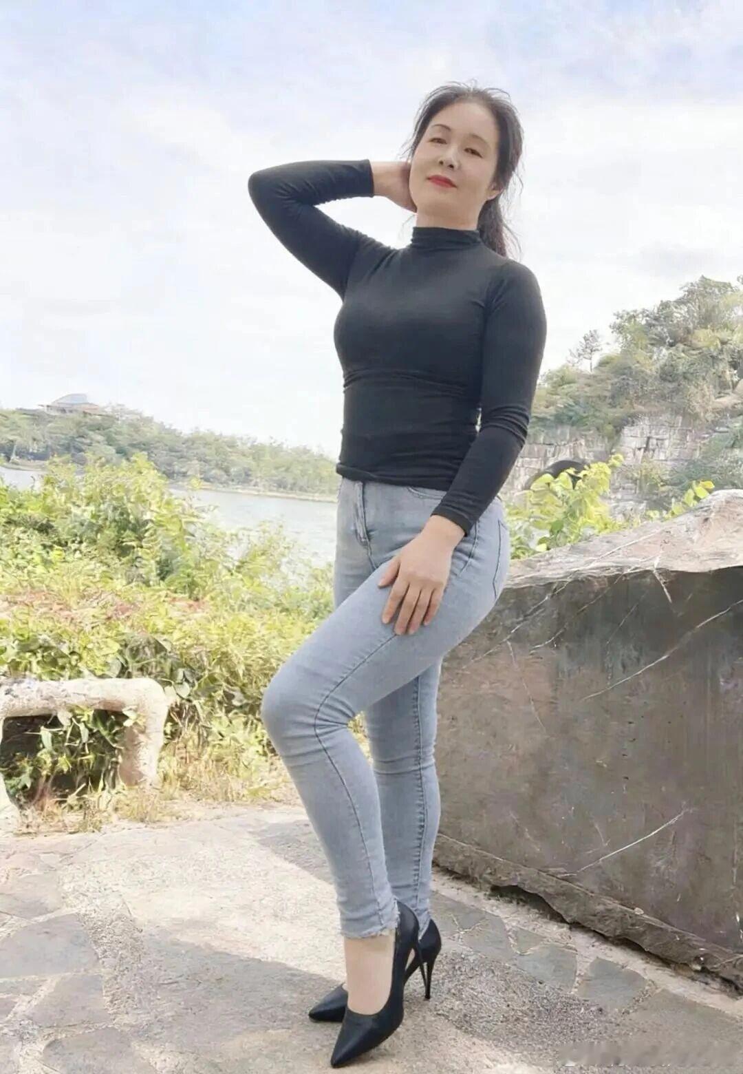 OOTD时尚穿搭今天穿什么ootd 浅色紧身牛杂裤搭配黑色长袖瞬间年轻不少 