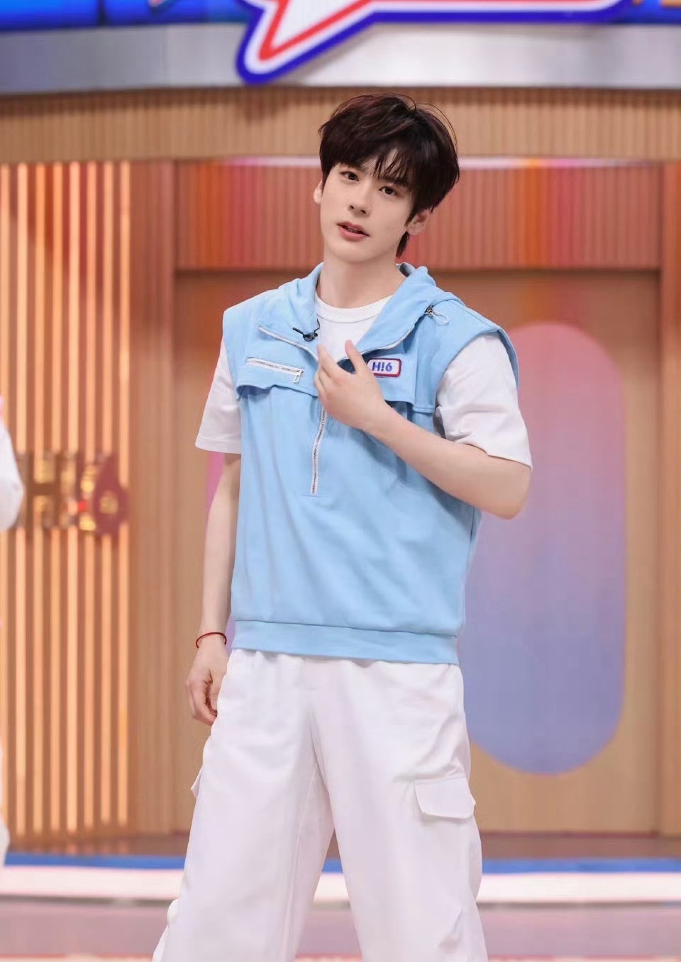 魏哲鸣的细框眼镜不是白戴的魏哲鸣的细框眼镜不是白戴的，再离谱的词都能瞬间get 