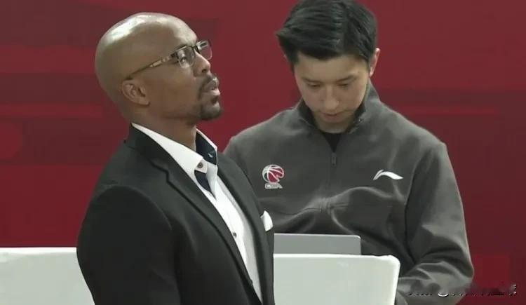 昨晚广州男篮客场挑战山西男篮比赛开始前，一名广州男篮工作人员在赛前升国旗奏国歌仪