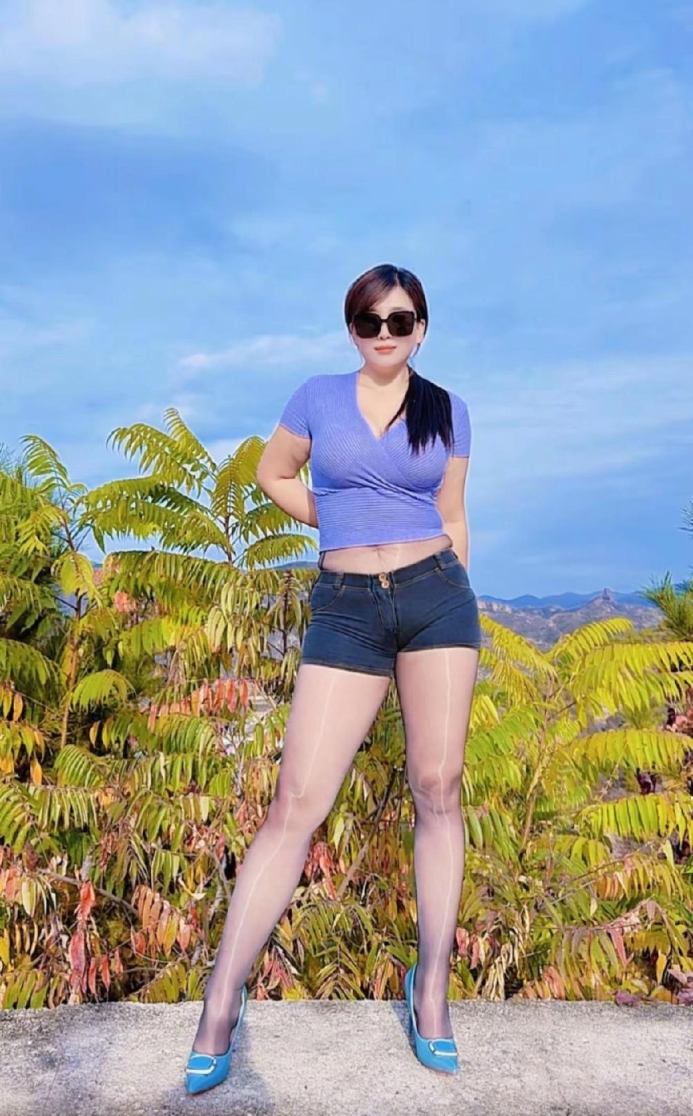 上联：秋乘落叶去，求下联：…？人站山顶上