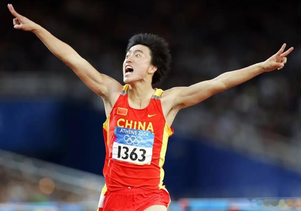 北京时间2004年8月28日凌晨2点40分，雅典，雅典奥林匹克体育场，中央电视台