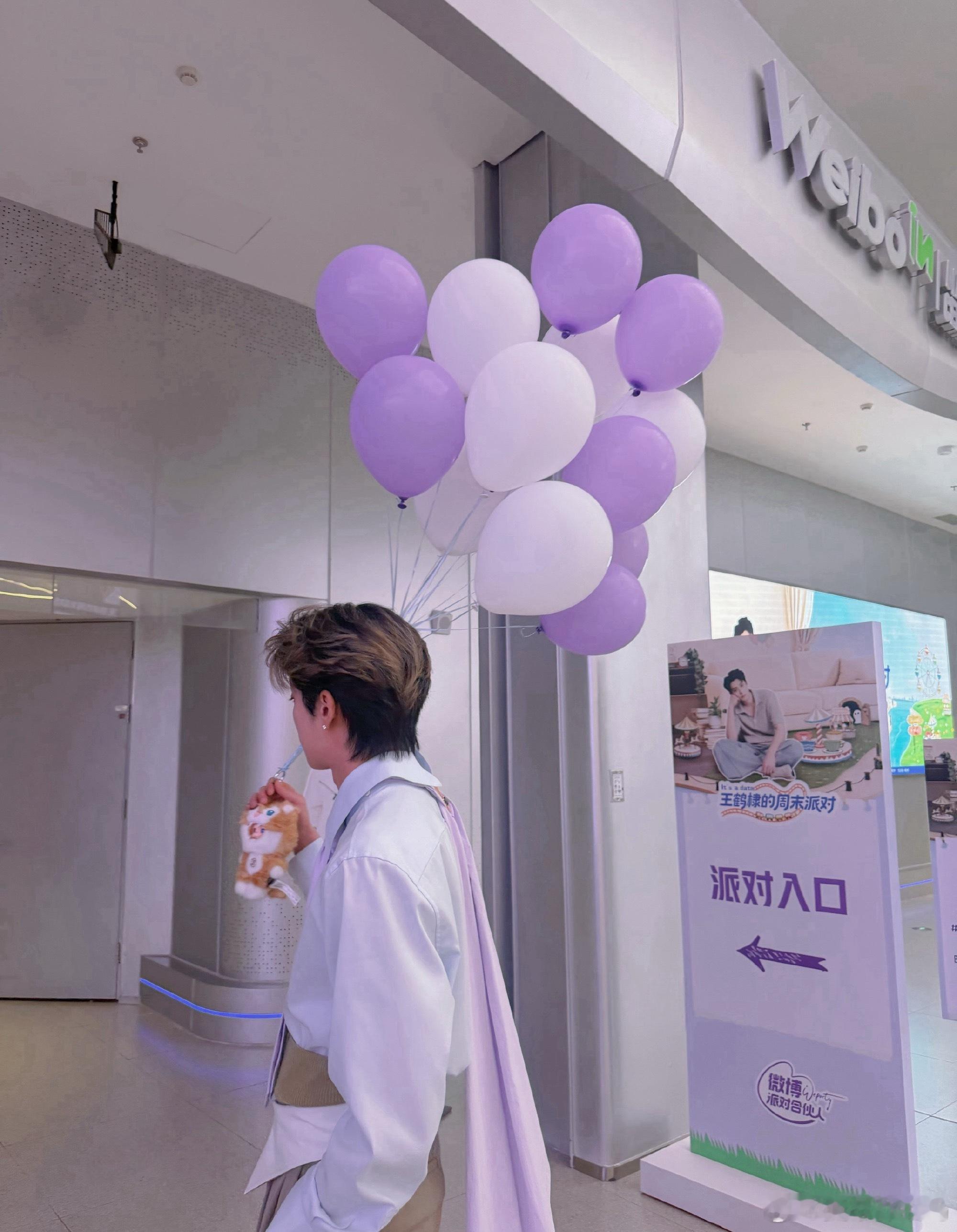 王鹤棣  阳光信用 每日‎一善 每个优秀的人，都有一段沉默的时光.那段时光是付出