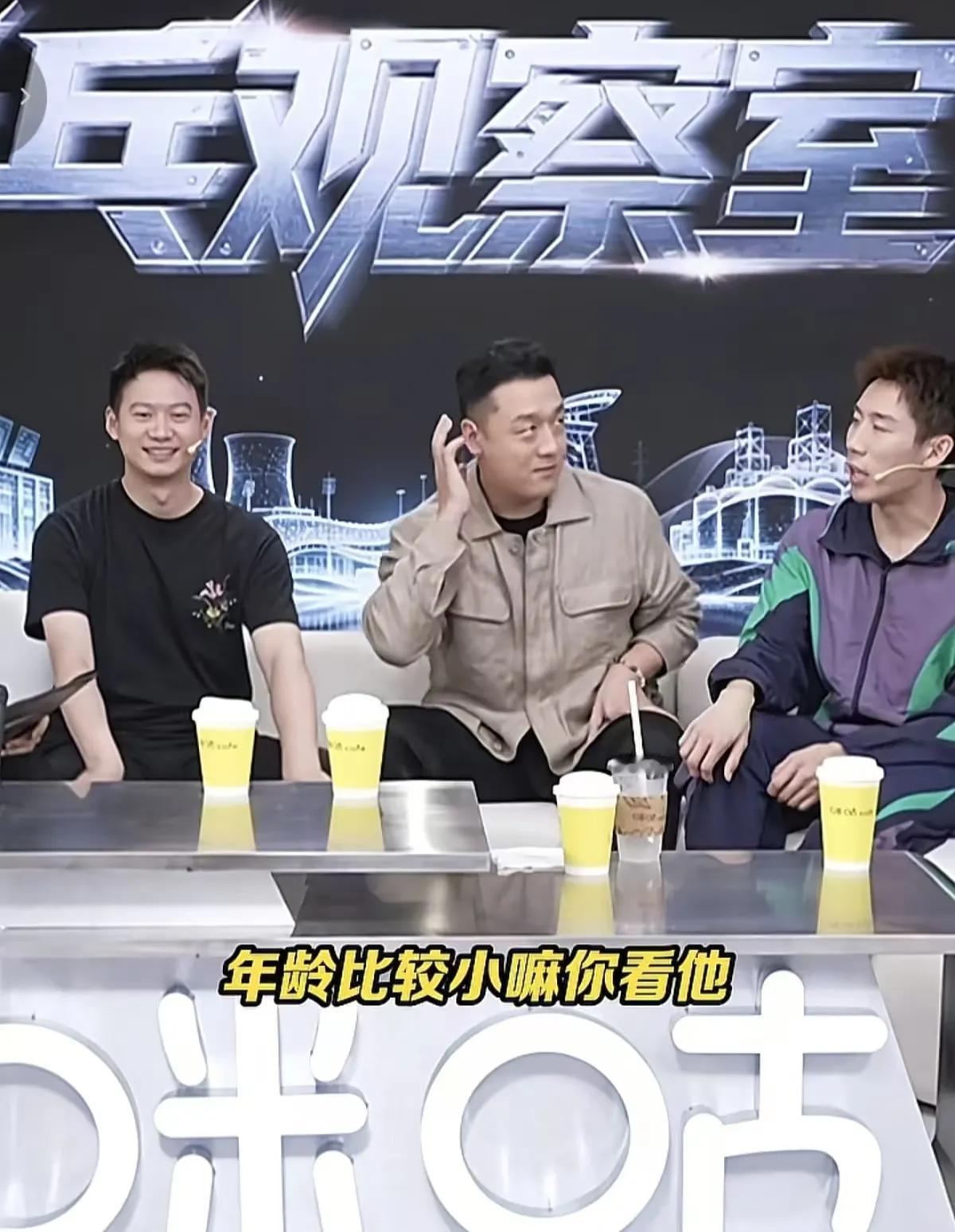 林诗栋输球，侯英超抓耳逃腮，周冠达送冰水调侃～

亚运会乒乓球男团1/4决赛，中