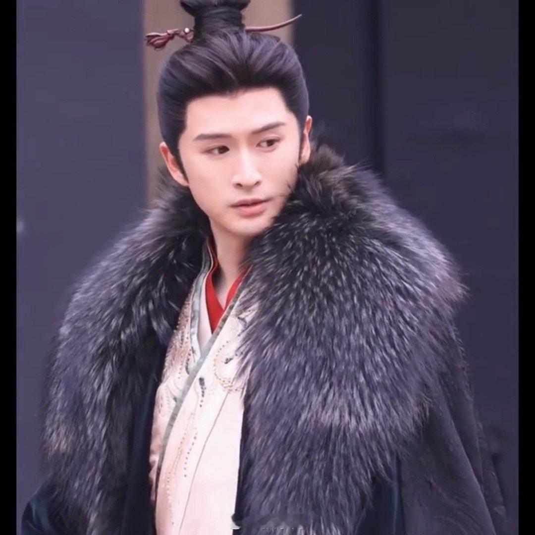 张云龙云初令骑马路透没想到张云龙在电视剧《云初令》的妆造如此贵气啊，就是说咱们的