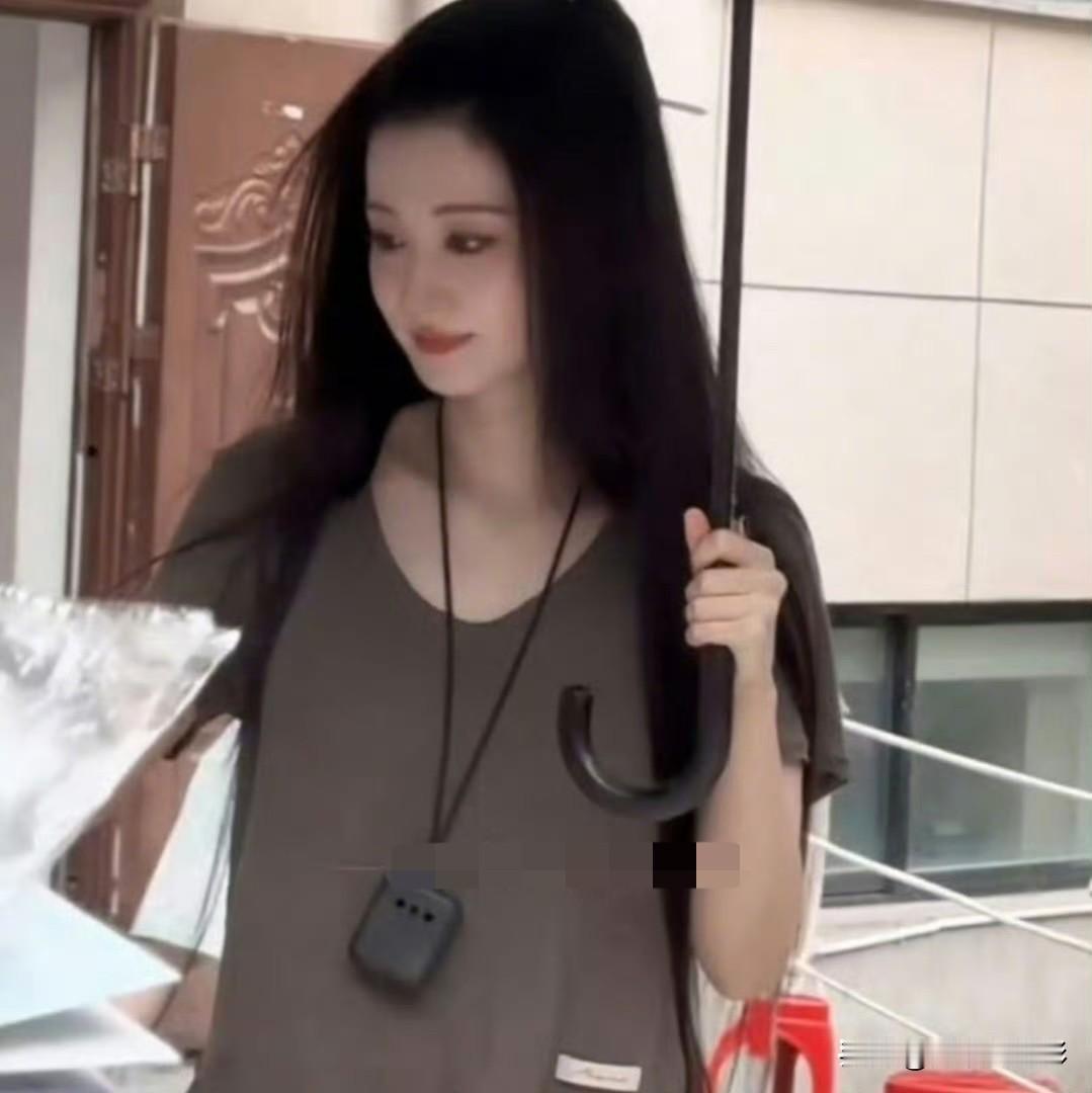 着实心疼王楚然，现身收取粉丝信件时，还随身佩戴二手烟净化器自保，足以看出《浮生》