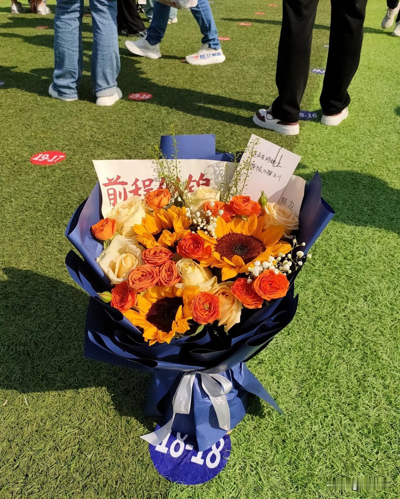 我认为不该管。孩子成年了没必要强行干涉他的人生大事，可以给建议、讲经验，但别替他