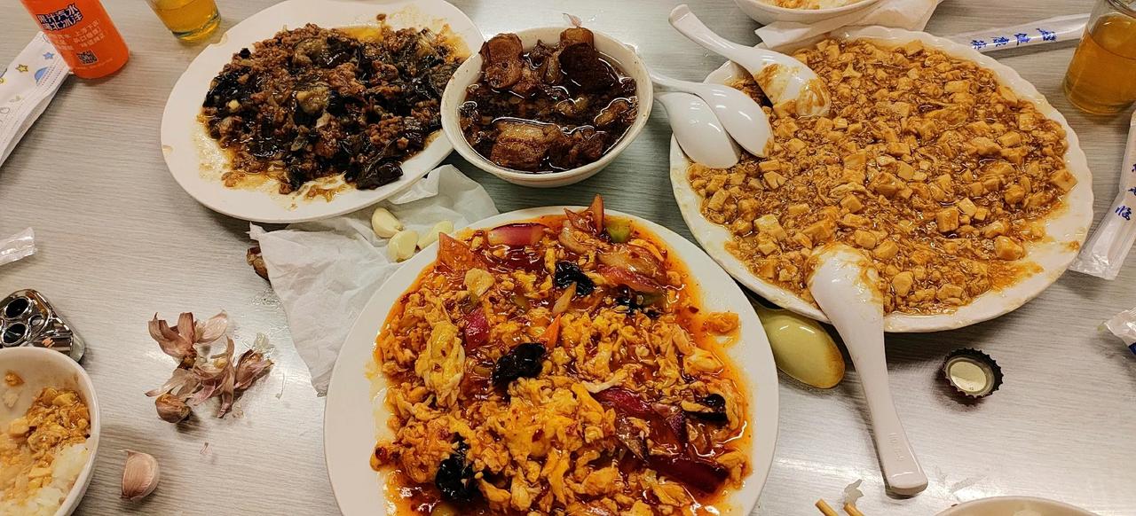 推荐一家哈尔滨24小时营业的老菜馆！名字叫做汪志大碗肉，别看他家店面小，但是这人