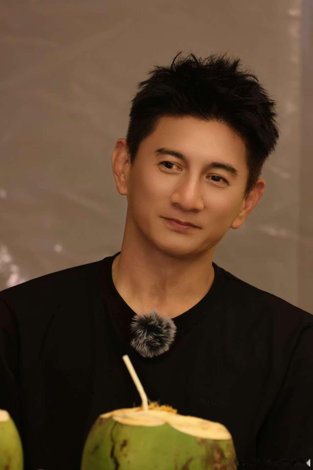 吴奇隆录综艺从河南吃到了四川 从信阳到达州，吴奇隆在《三餐四季》里吃得心满意足。