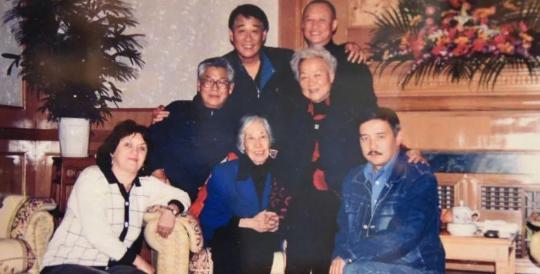 1998年，王光美联系到丈夫长孙后，给了他500美元：答应我一件事。1998年，