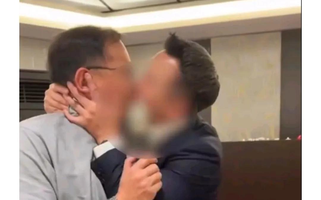 秀出下限，曾经多次污蔑大陆的“绿营名嘴”和政客当众做亲密动作

据岛内媒体报道，
