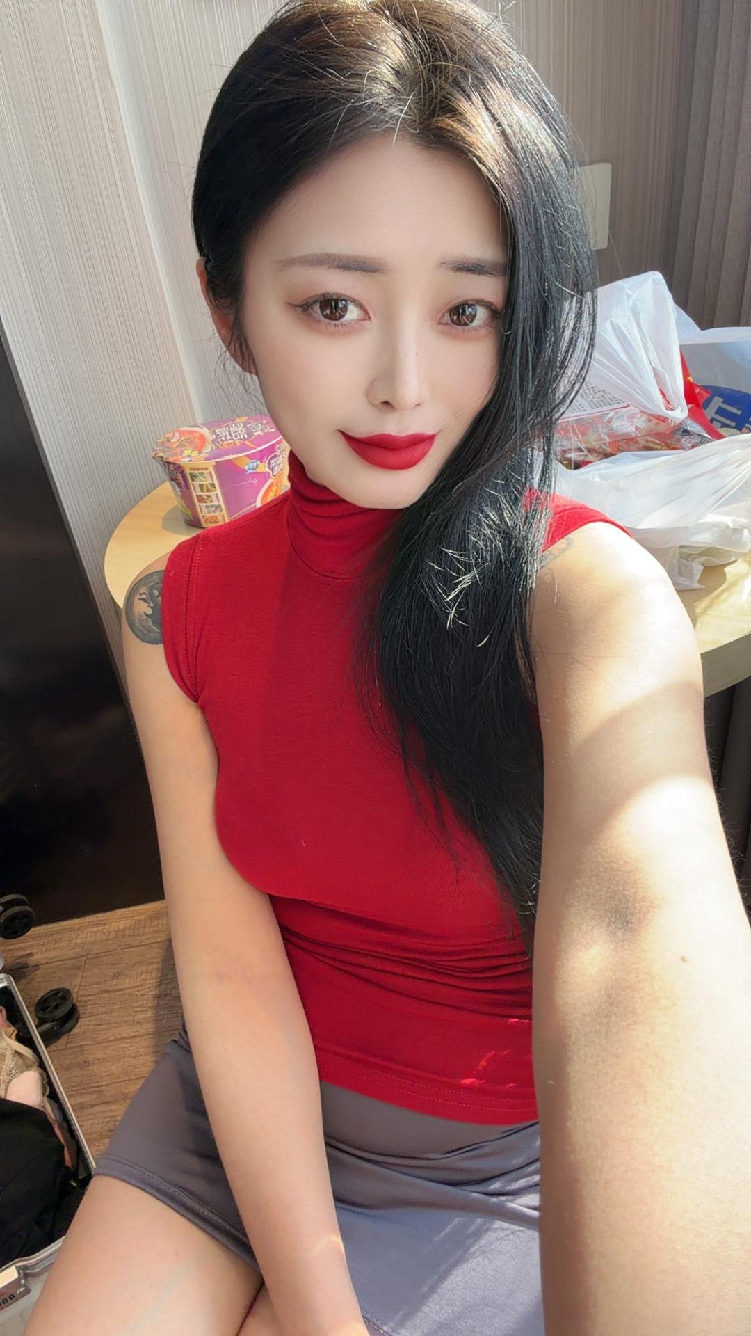 我的付出不需要回馈 如果有天我消失在你的生活里了 你还能想起我 就当你还我了