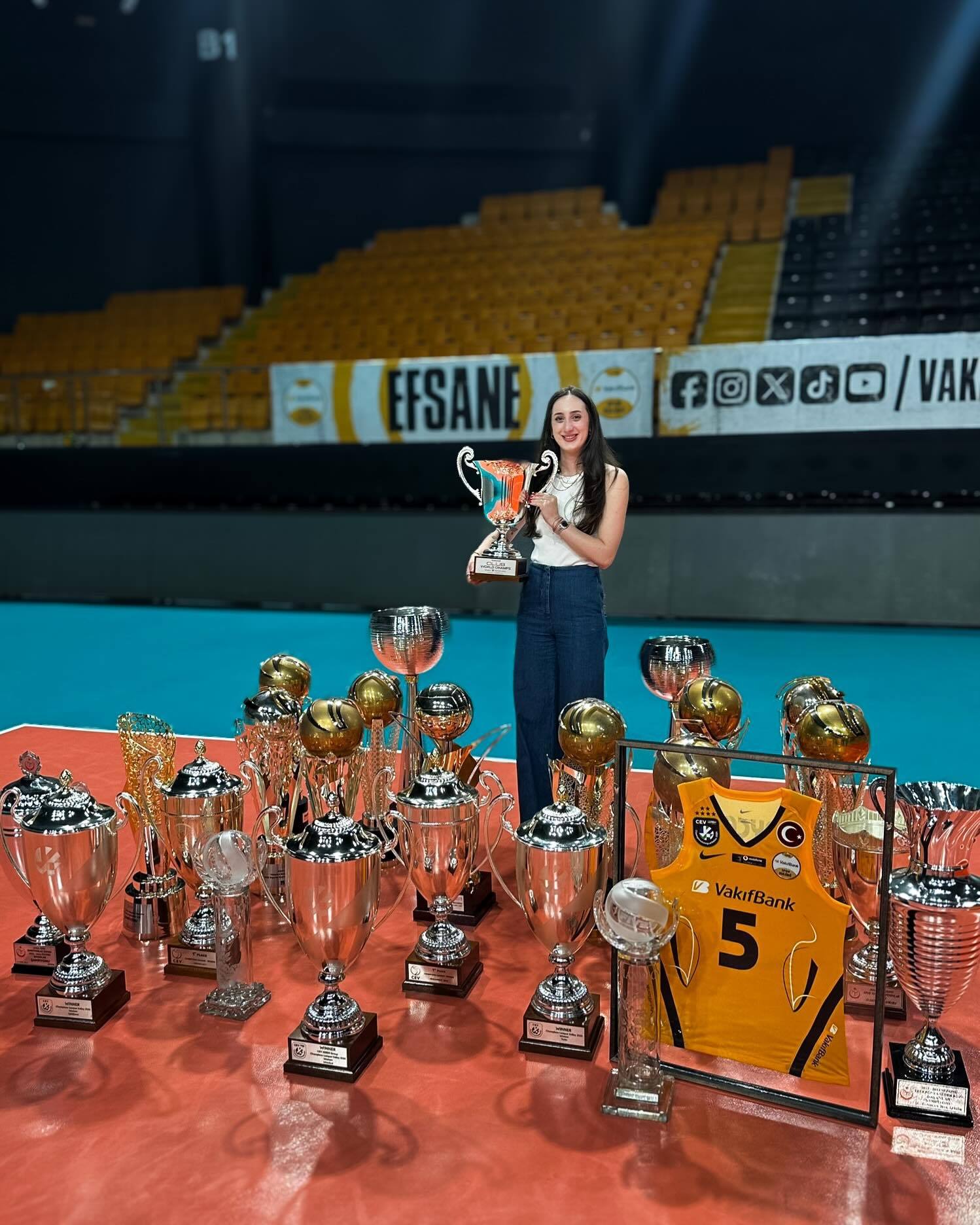 阿伊卡奇发文，展示她在瓦基弗银行获得的24座奖杯🏆！ 