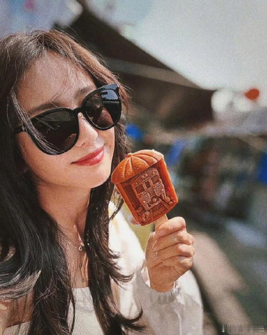 没想到佟丽娅还是一个吃货，把我看饿了。 