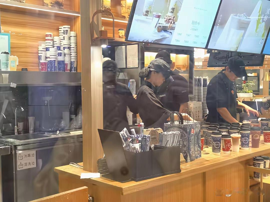 现在全网最崩溃的就是霸王茶姬员工了！不是因为爆单了，也不是因为自己忙不过来，而是