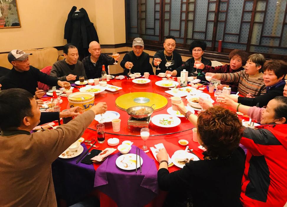 一点脸都不要了！北京13位10年未见的老同学聚餐，点了16道菜，喝光2瓶飞天茅台