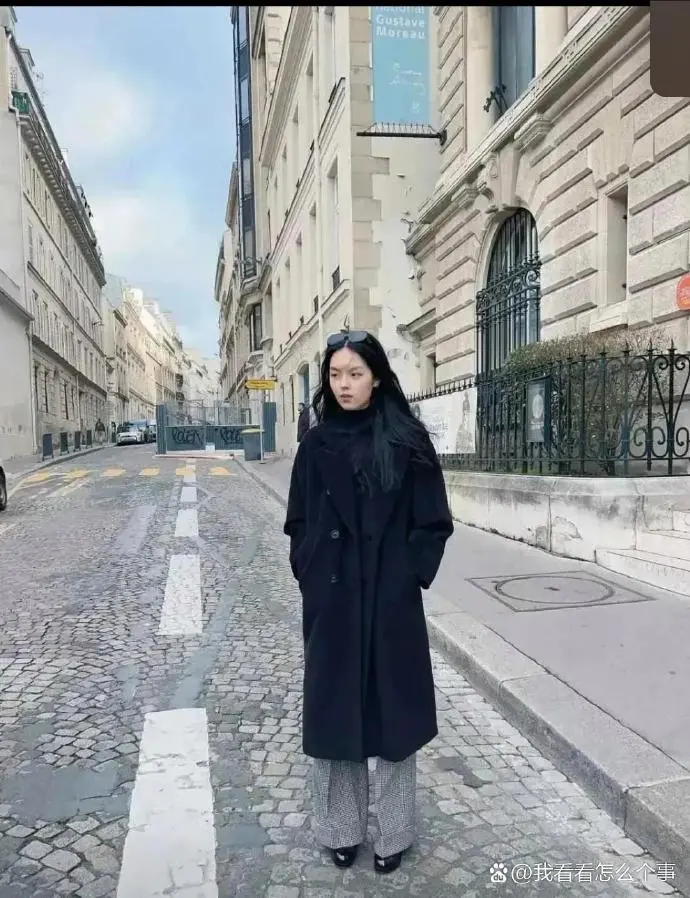 李咏女儿在法国街头，父亲去世时，给她留下了巨额遗产。看来她生活得不错...