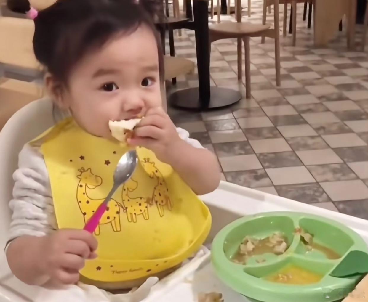 小酒窝这个萌啊，有这么可爱的女鹅董璇怎么想不开还要给她找个后爸 ​​​