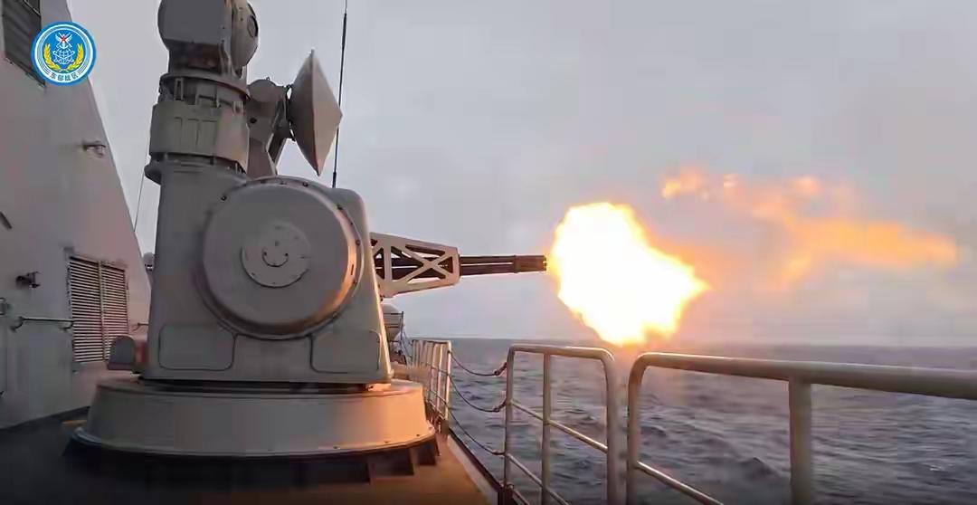 炮弹出膛，划破的不只是海空。解放军“正义使命-2025”进入第二天，对台岛北部海