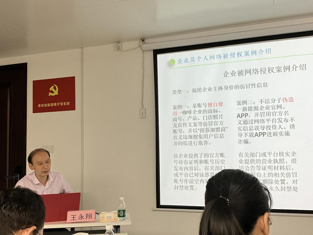 今天，防城港融媒通报了“奔驰女司机亮证事件”情况通报。在留言区，网民王永翔留言表