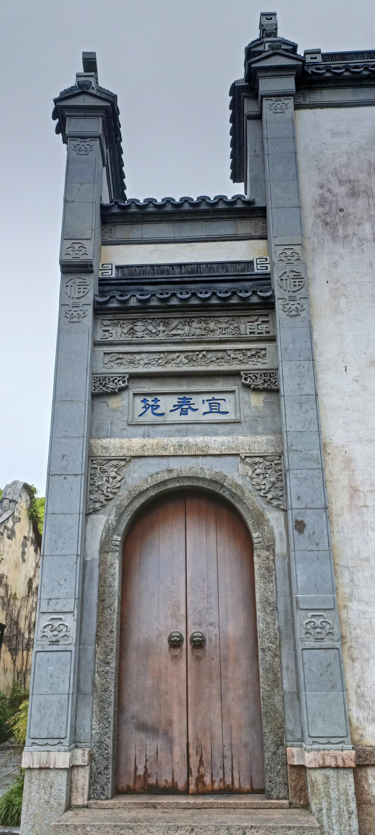 古色古香的门楼，仿佛穿越时空的见证者。
这扇门看起来很有年代感，
春宜入梦，梦回