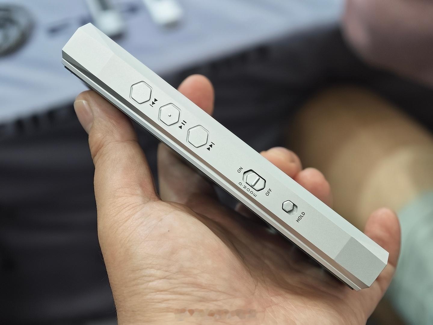 飞傲家好玩的新品不少！首先是我不知道型号的新款「iPod」，这个做的真不错，多种