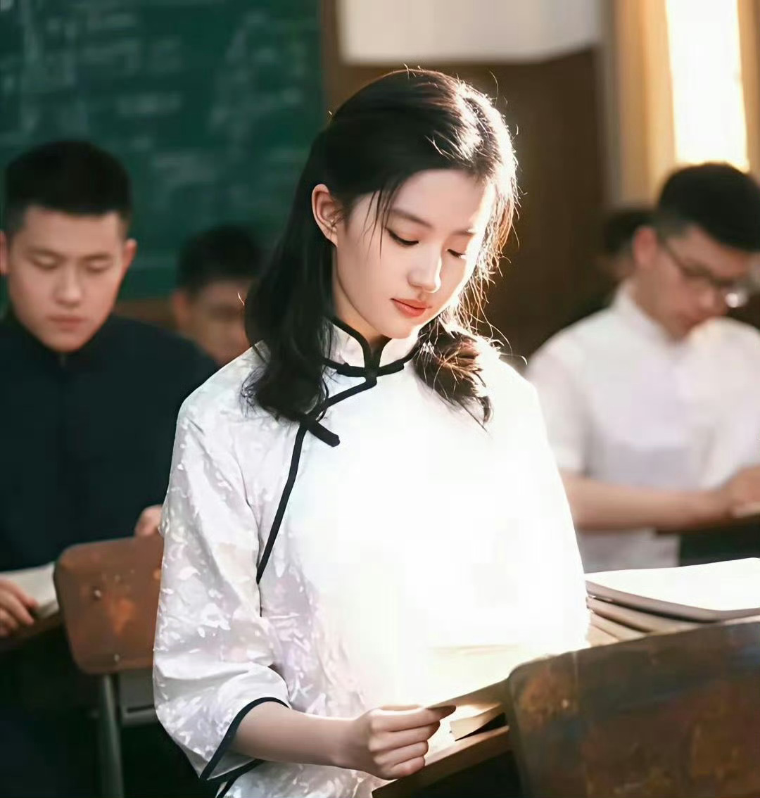 李亦非一旦换上明国校园装，都不用打扮，就是妥妥的那种文艺女学生 