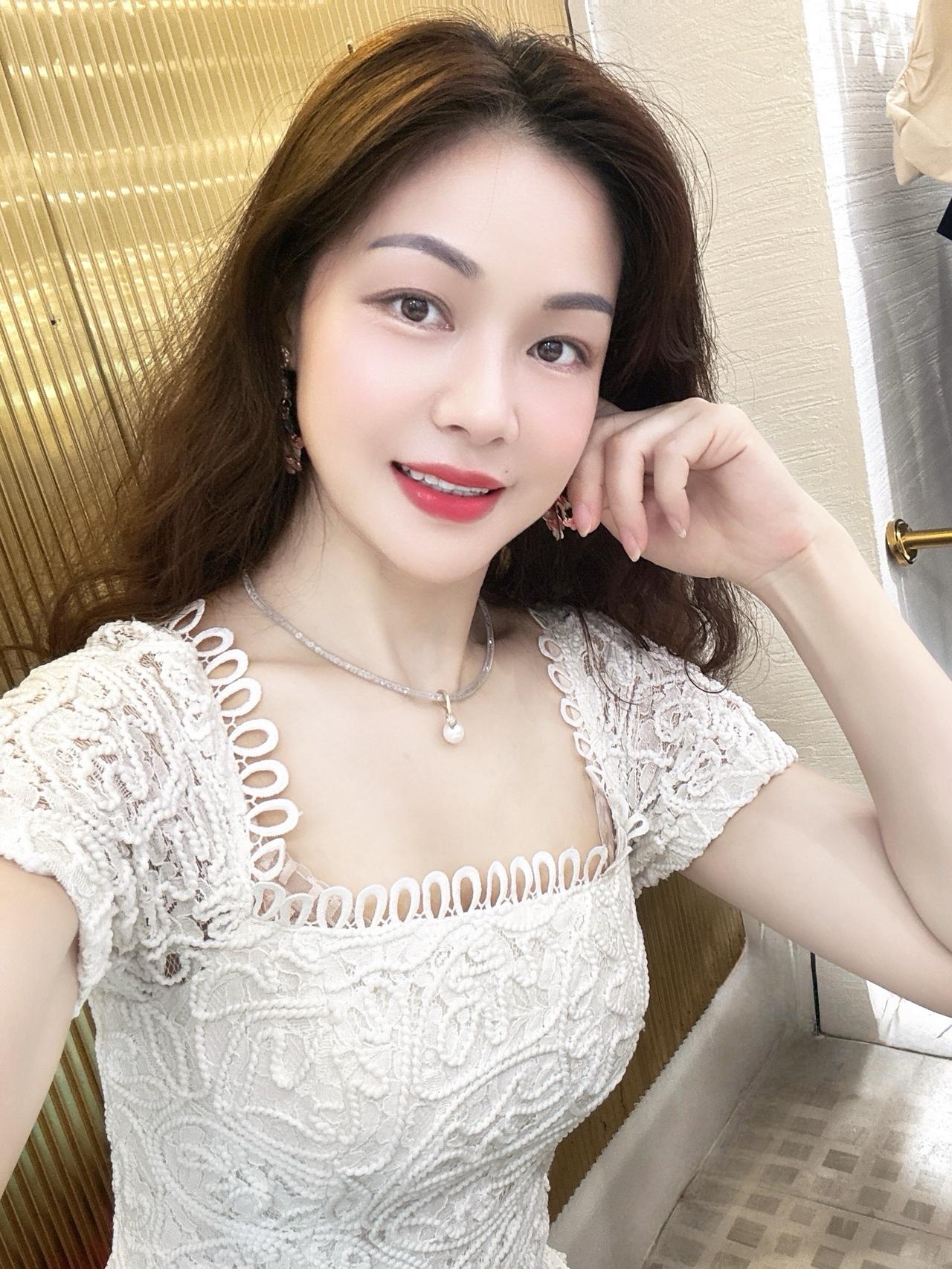 人生就是一树花开，在风雨无常、阴晴变幻的天空下，也要怒放出生命之美，尽管终有花谢