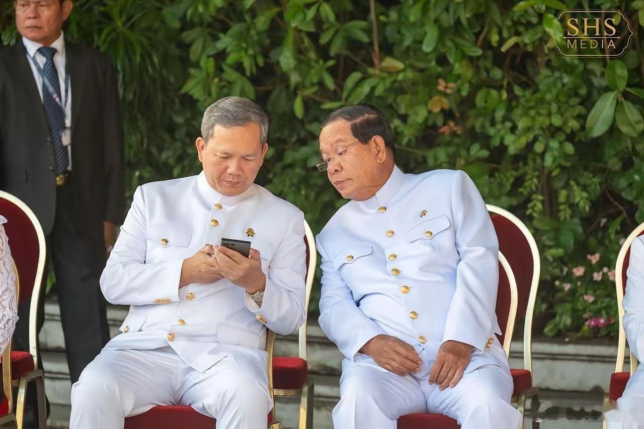 洪森洪玛奈父子。70多岁的老洪还染发，40多的小洪已经头发花白。 ​​​