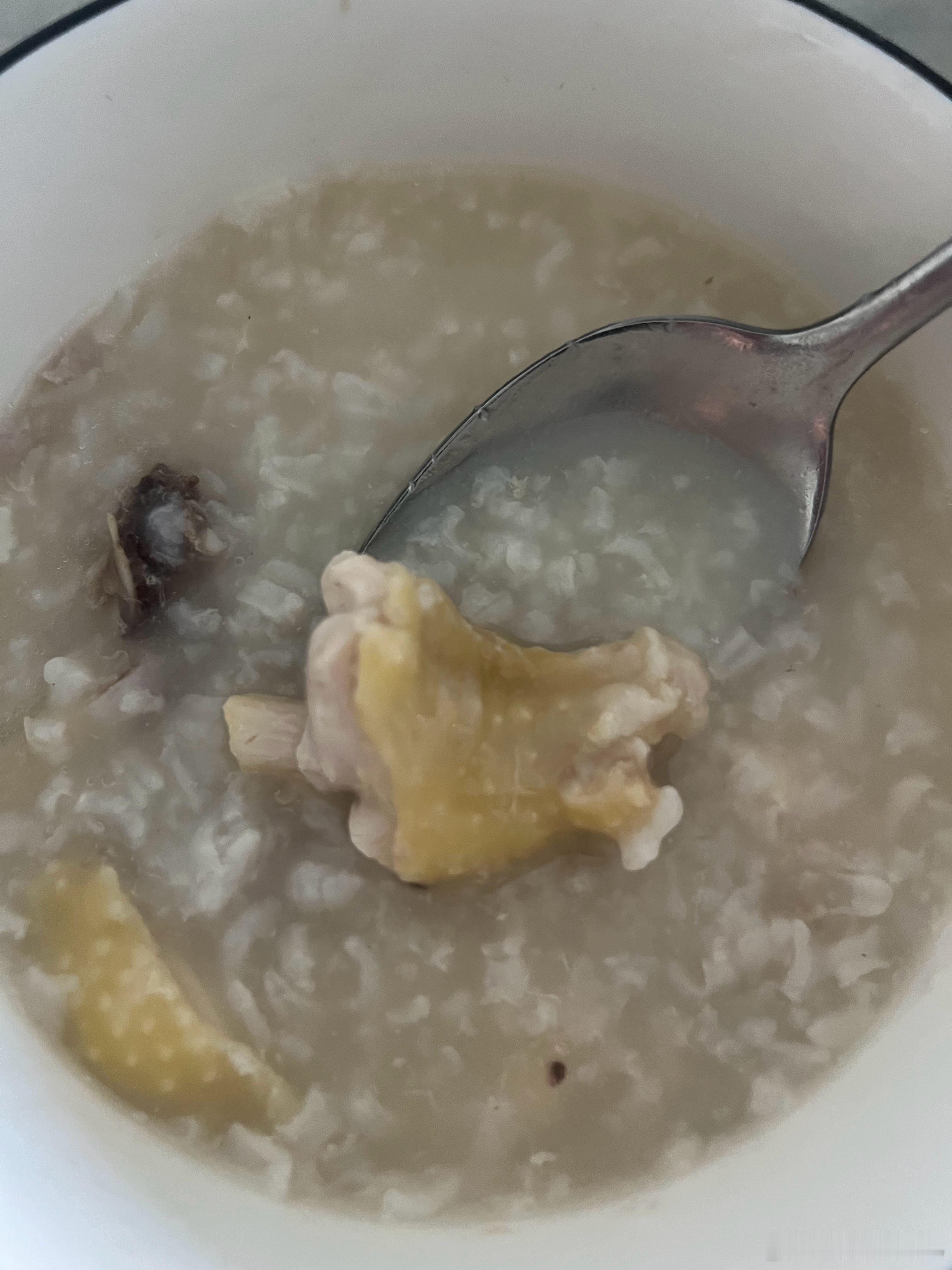 大亨今早一早给我们熬了一锅鸡粥～鸡是米米爷爷奶奶寄过来的鸡还放了香菇，瘦肉，莲子