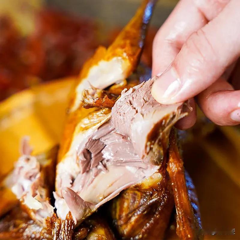 光明乳鸽。这是深圳的一道特色美食。看看就觉得美味可口。说实话我没吃过真正的光明乳